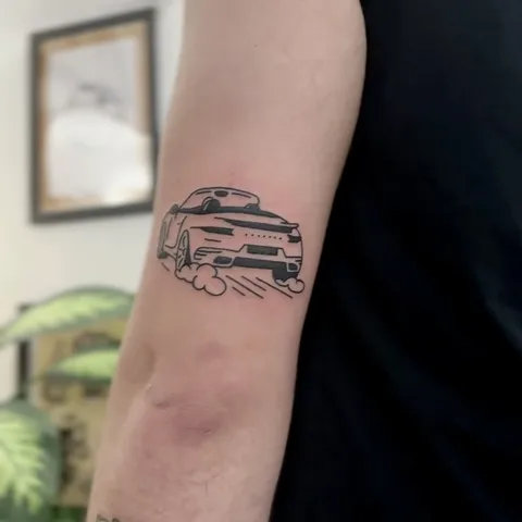 Tatuaż samochodu sportowego z grubym konturem na przedramieniu — Tattoo, Wujek Darek Tattoo, Warszawa