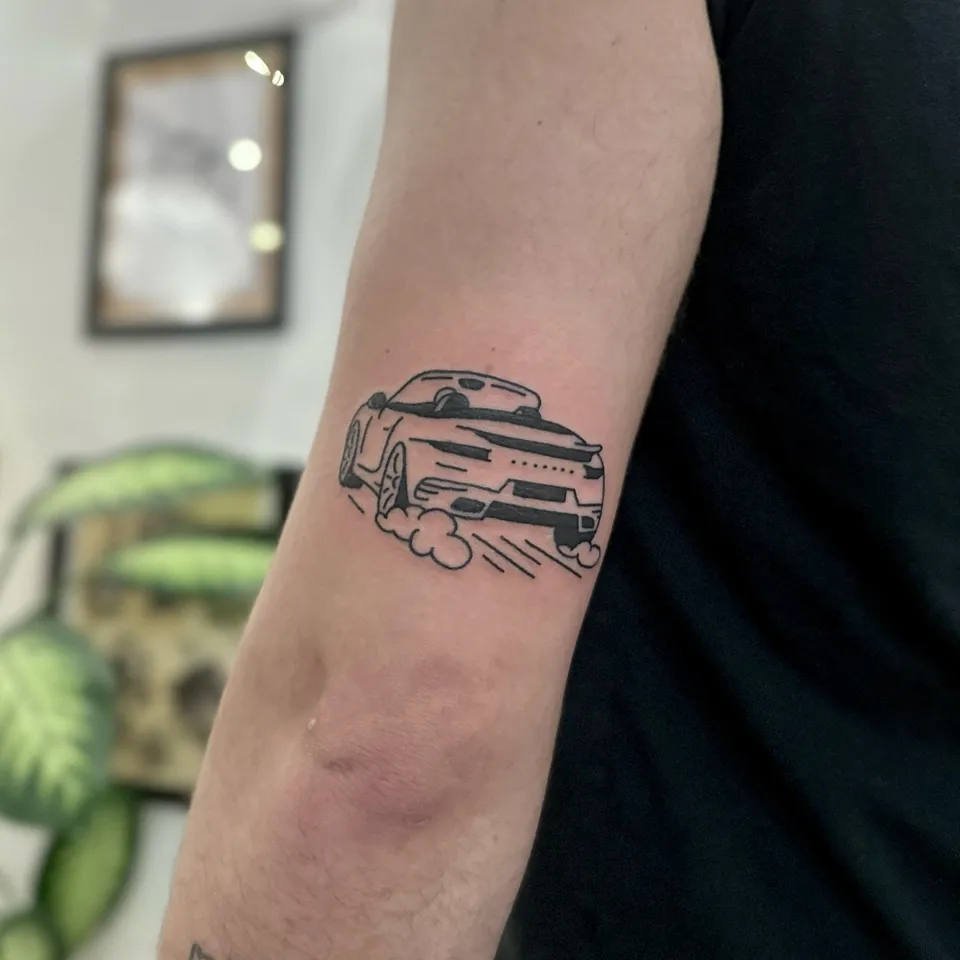 Tatuaż samochodu sportowego z grubym konturem na przedramieniu (2) — Tattoo, Wujek Darek Tattoo, Warszawa