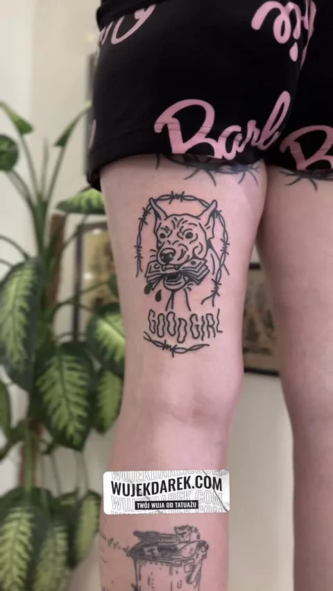 Ignorant tatuaż wilka w kolczastym drucie na udzie — Tattoo, Wujek Darek Tattoo, Warszawa