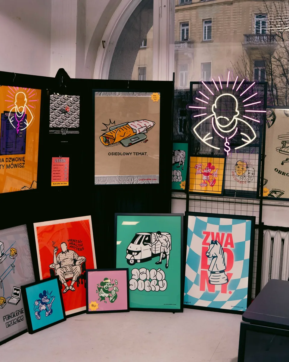 Wystawa plakatów i neonu z grubym konturem i motywami popkulturowymi — Tattoo, Wujek Darek Tattoo, Warszawa
