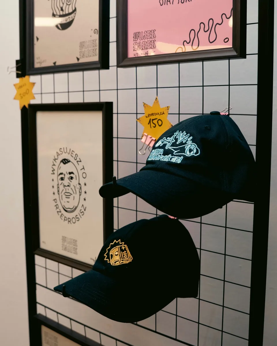 Wystawa plakatów i neonu z grubym konturem i motywami popkulturowymi (4) — Tattoo, Wujek Darek Tattoo, Warszawa