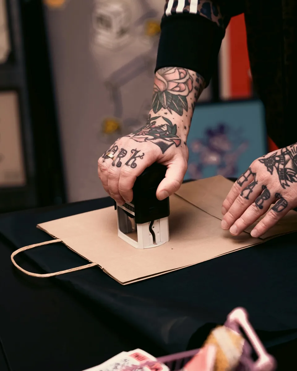 Wystawa plakatów i neonu z grubym konturem i motywami popkulturowymi (6) — Tattoo, Wujek Darek Tattoo, Warszawa
