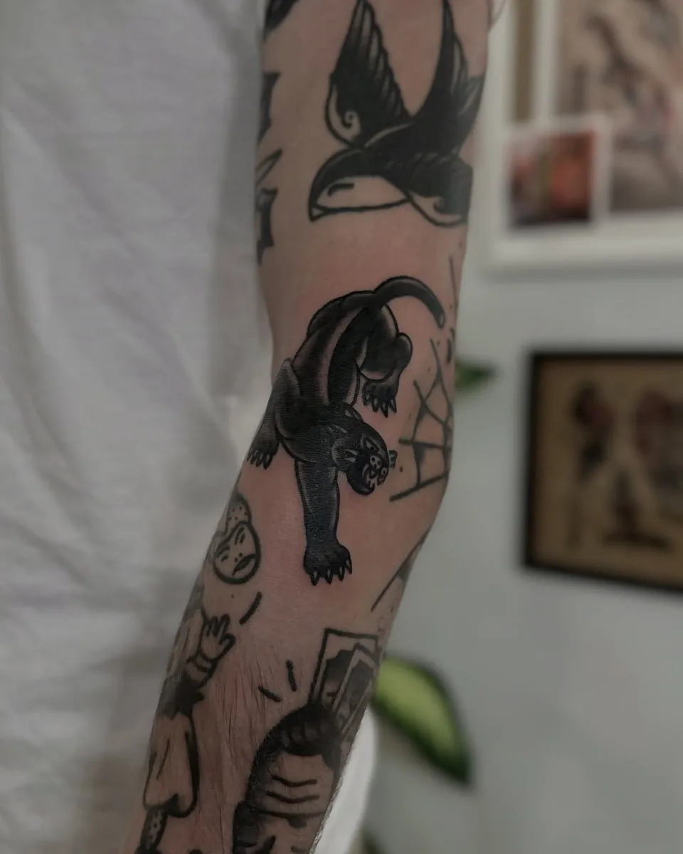 Ignorant tatuaż czarnej pantery na przedramieniu (2) — Tattoo, Wujek Darek Tattoo, Warszawa