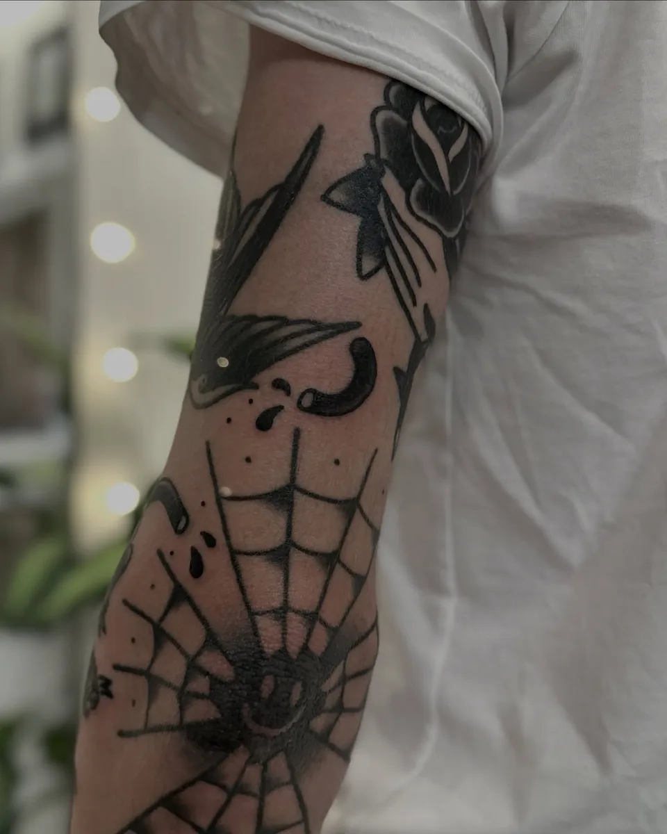 Ignorant tatuaż czarnej pantery na przedramieniu (3) — Tattoo, Wujek Darek Tattoo, Warszawa