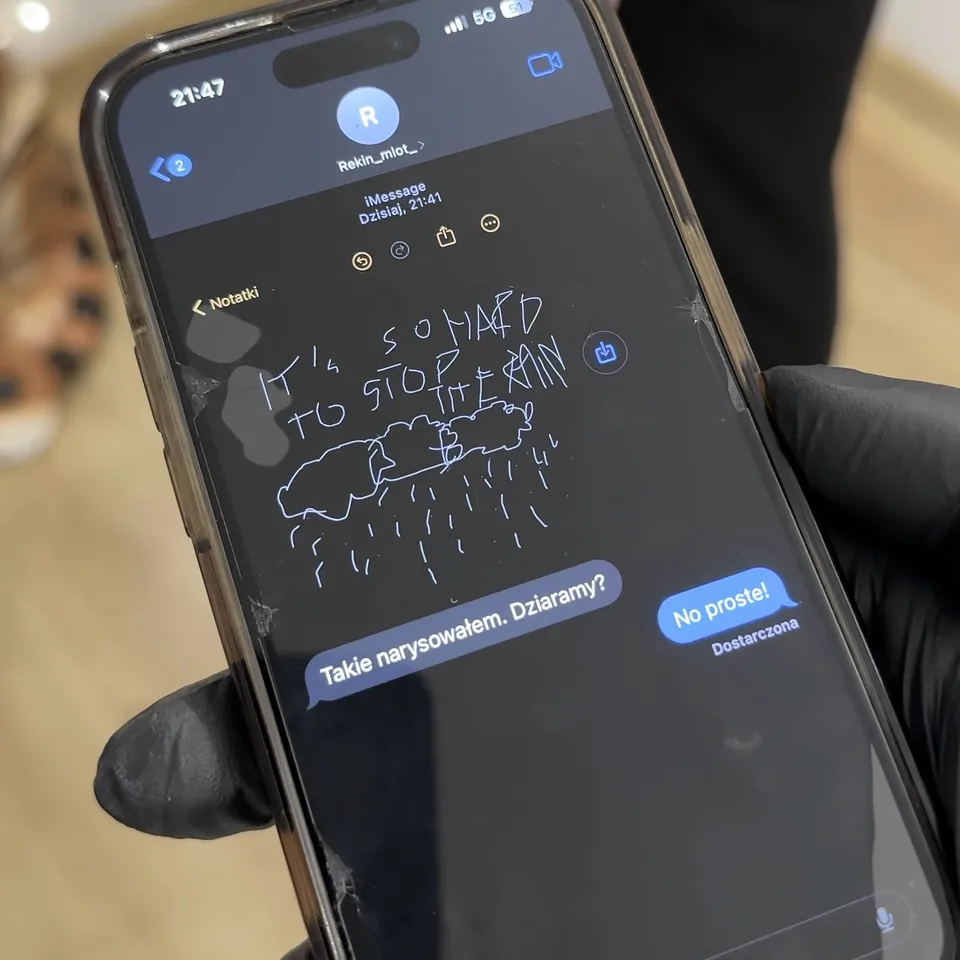 Szkic tatuażu z napisem i chmurami deszczowymi w stylu ignorant — Tattoo, Wujek Darek Tattoo, Warszawa