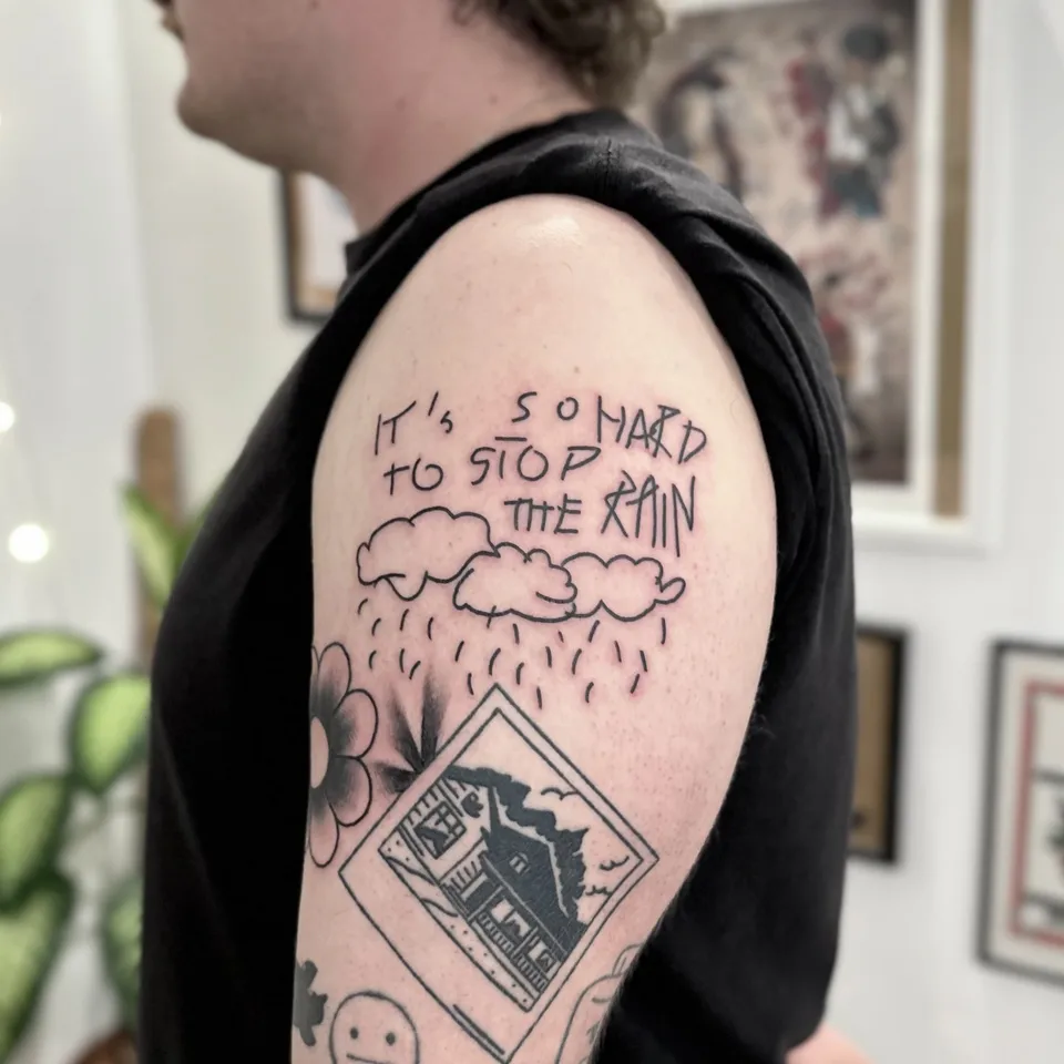 Szkic tatuażu z napisem i chmurami deszczowymi w stylu ignorant (2) — Tattoo, Wujek Darek Tattoo, Warszawa