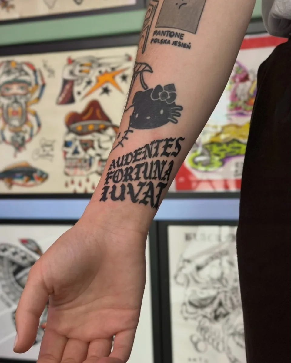 Ignorant tatuaż Hello Kitty i trzyliniowy napis na przedramieniu (2) — Tattoo, Wujek Darek Tattoo, Warszawa