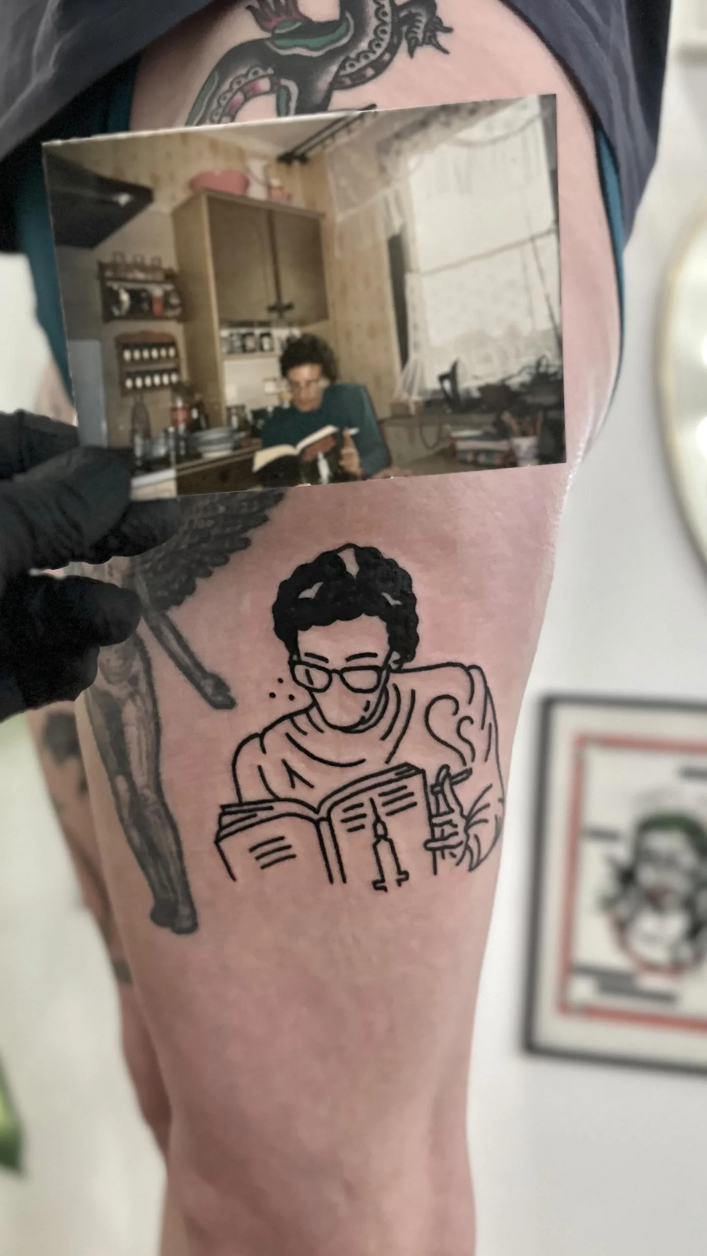Ignorant tatuaż portret osoby czytającej książkę na udzie — Tattoo, Wujek Darek Tattoo, Warszawa