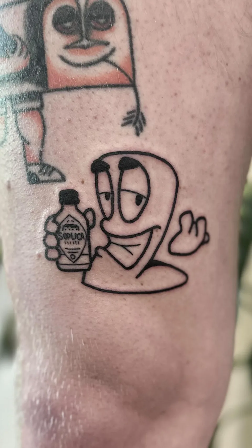 Ignorant tatuaż z gąbczastą postacią trzymającą butelkę — Tattoo, Wujek Darek Tattoo, Warszawa