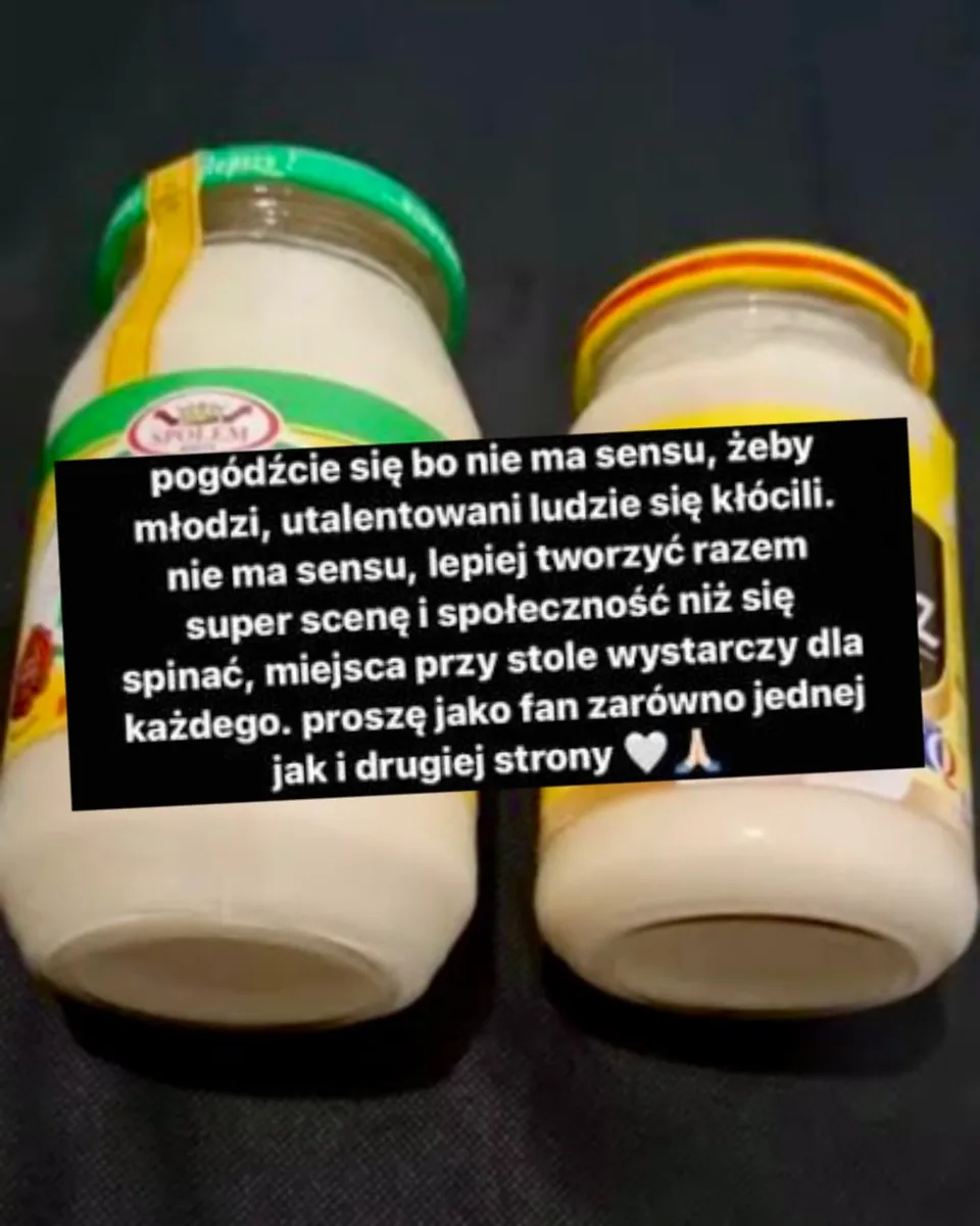 Ignorant tatuaż z myszą w masce i słoikami majonezu na ramieniu — Tattoo, Wujek Darek Tattoo, Warszawa