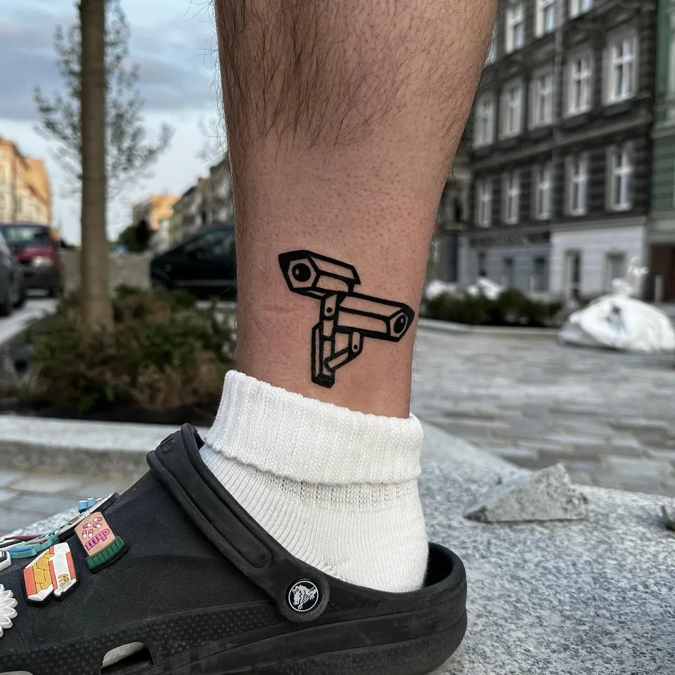 Delikatny konturek — Tattoo, Wujek Darek Tattoo, Warszawa