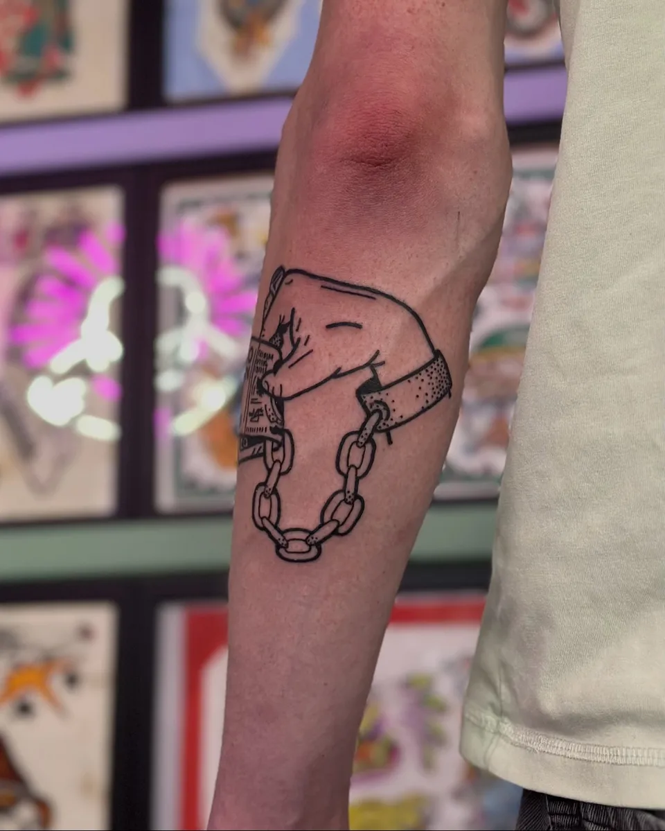 Ignorant tatuaż zaciśniętej pięści z banknotami i łańcuchem na przedramieniu (3) — Tattoo, Wujek Darek Tattoo, Warszawa