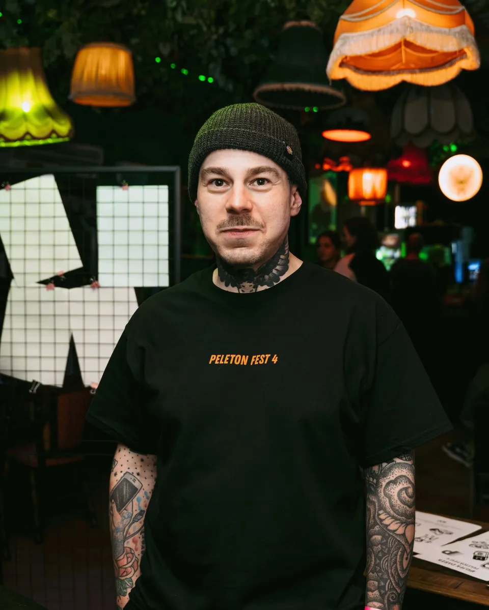 Tatuaże ignorant i gruby kontur na rękach i szyi artysty — Tattoo, Wujek Darek Tattoo, Warszawa