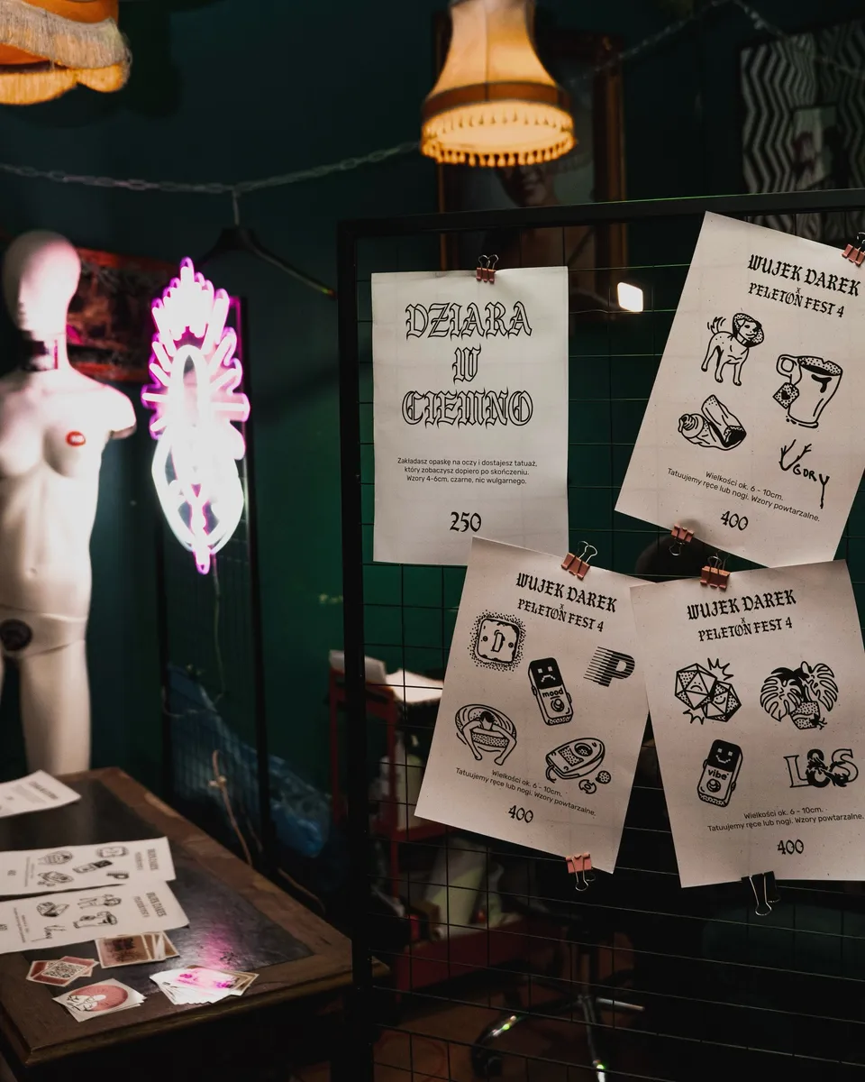 Tatuaże ignorant i gruby kontur na rękach i szyi artysty (2) — Tattoo, Wujek Darek Tattoo, Warszawa