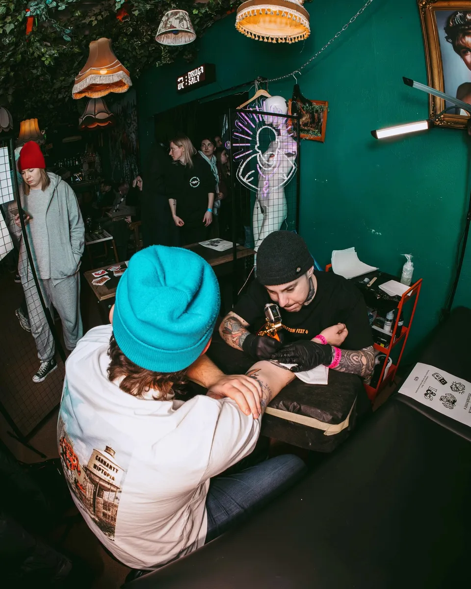 Tatuaże ignorant i gruby kontur na rękach i szyi artysty (3) — Tattoo, Wujek Darek Tattoo, Warszawa