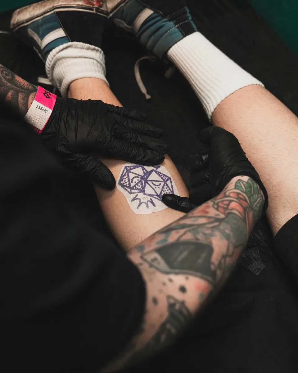 Tatuaże ignorant i gruby kontur na rękach i szyi artysty (4) — Tattoo, Wujek Darek Tattoo, Warszawa