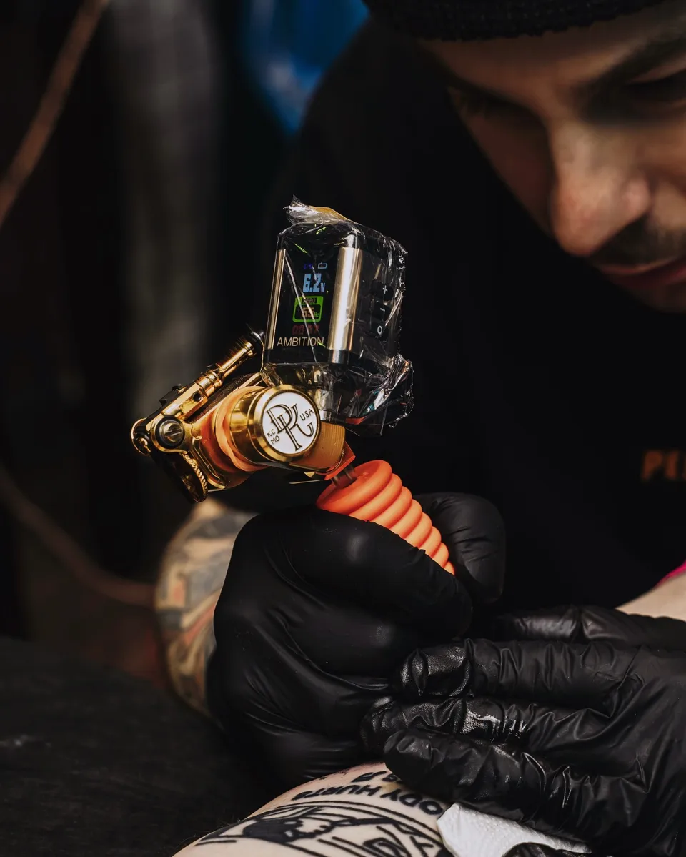 Tatuaże ignorant i gruby kontur na rękach i szyi artysty (5) — Tattoo, Wujek Darek Tattoo, Warszawa