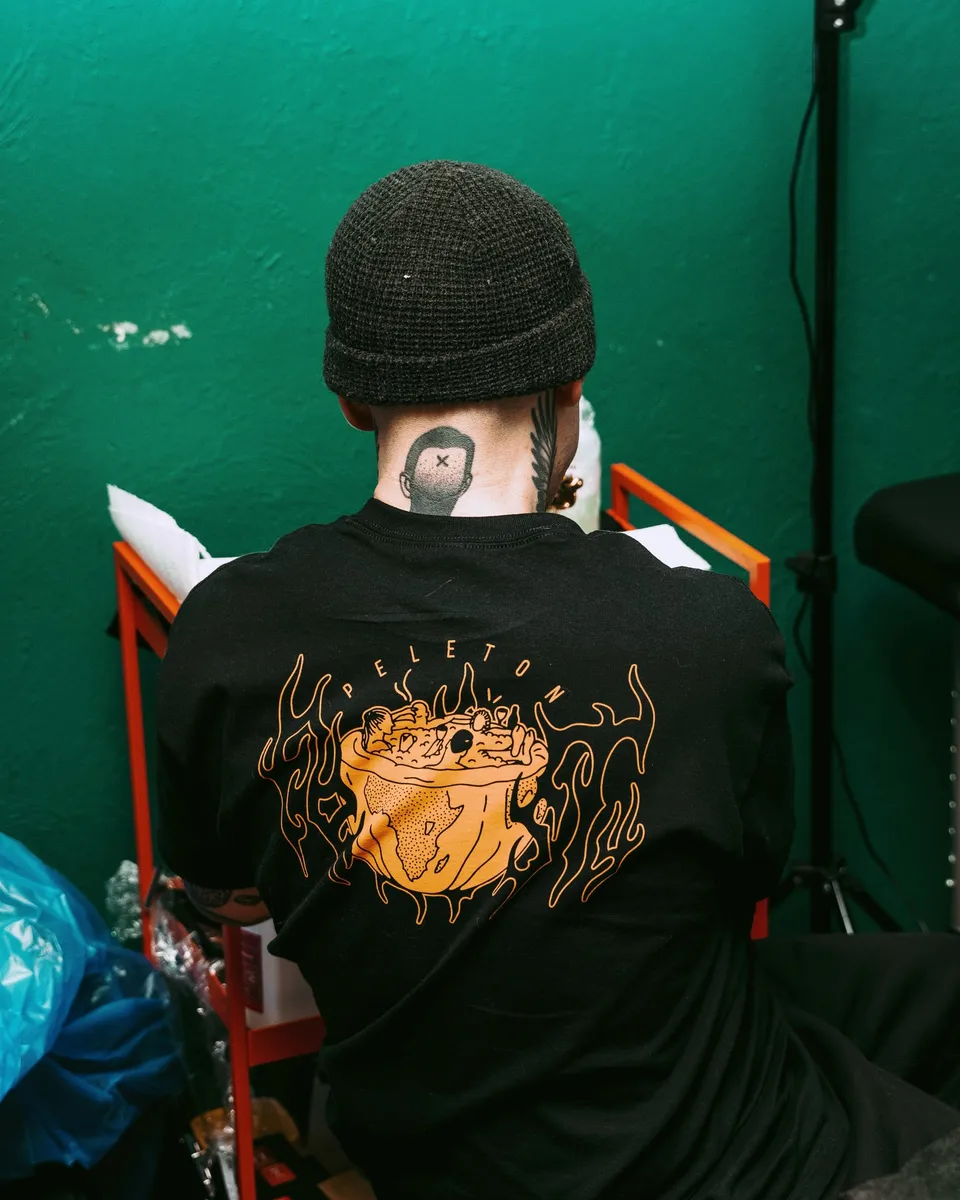 Tatuaże ignorant i gruby kontur na rękach i szyi artysty (6) — Tattoo, Wujek Darek Tattoo, Warszawa