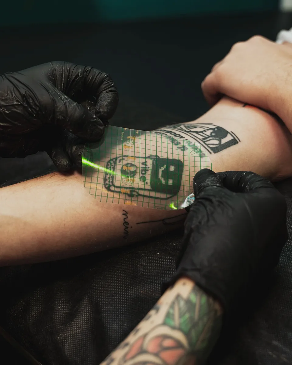 Tatuaże ignorant i gruby kontur na rękach i szyi artysty (7) — Tattoo, Wujek Darek Tattoo, Warszawa