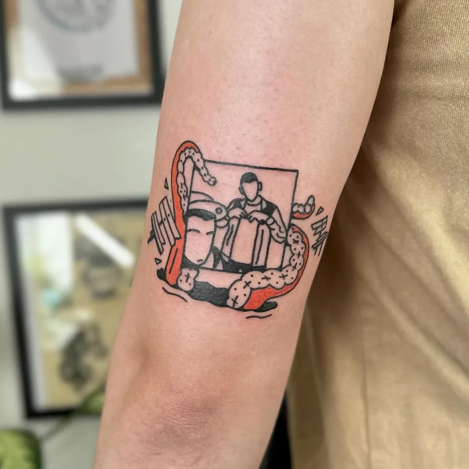 Ignorant tatuaż z polaroidem owiniętym macką ośmiornicy na przedramieniu — Tattoo, Wujek Darek Tattoo, Warszawa
