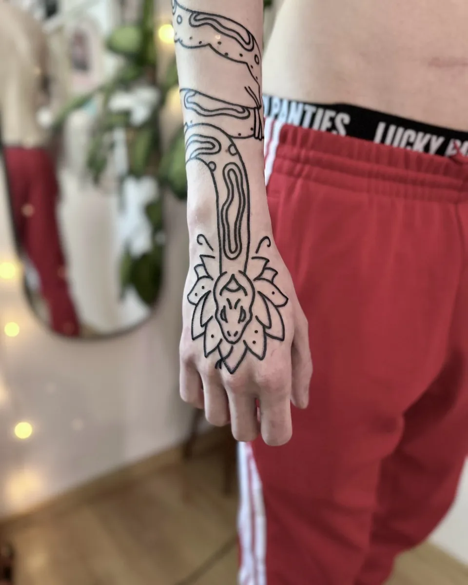 Ignorant tatuaż skarabeusza i węża na ramieniu z grubym konturem (2) — Tattoo, Wujek Darek Tattoo, Warszawa
