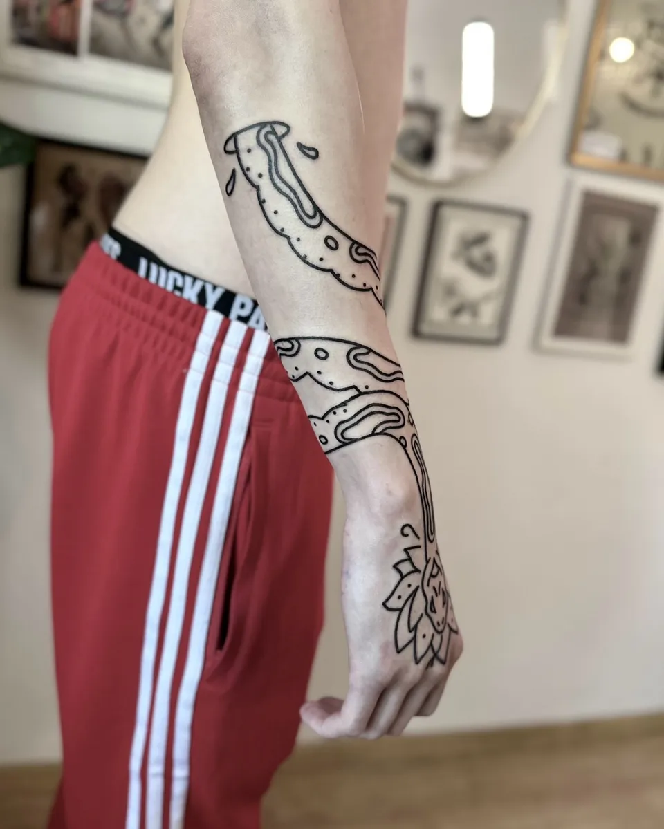 Ignorant tatuaż skarabeusza i węża na ramieniu z grubym konturem (3) — Tattoo, Wujek Darek Tattoo, Warszawa