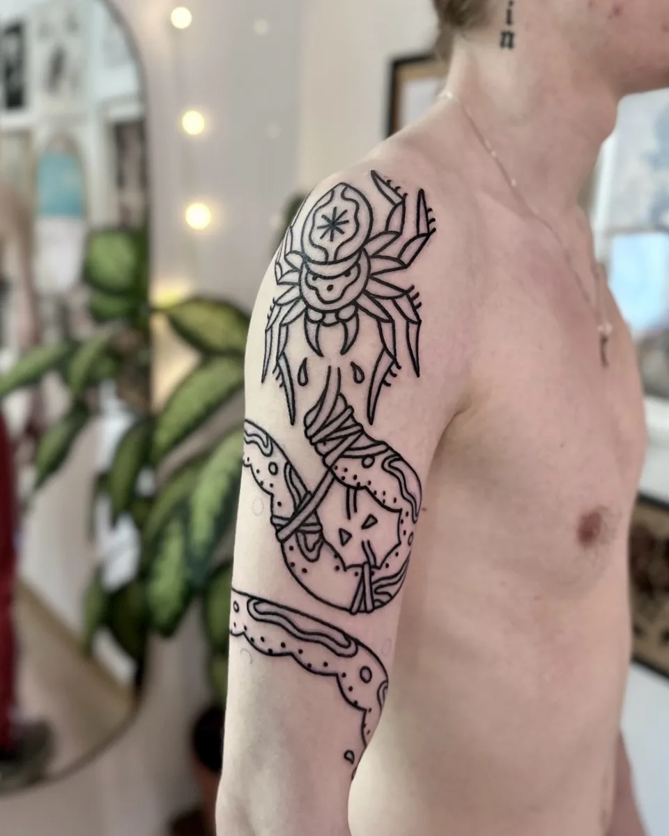 Ignorant tatuaż skarabeusza i węża na ramieniu z grubym konturem (4) — Tattoo, Wujek Darek Tattoo, Warszawa