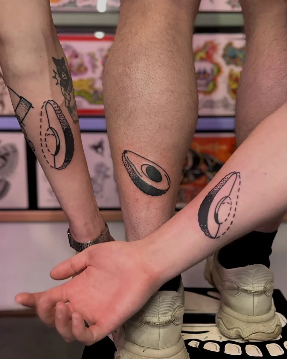 Tatuaż awokado w stylu ignorant na trzech przedramionach — Tattoo, Wujek Darek Tattoo, Warszawa
