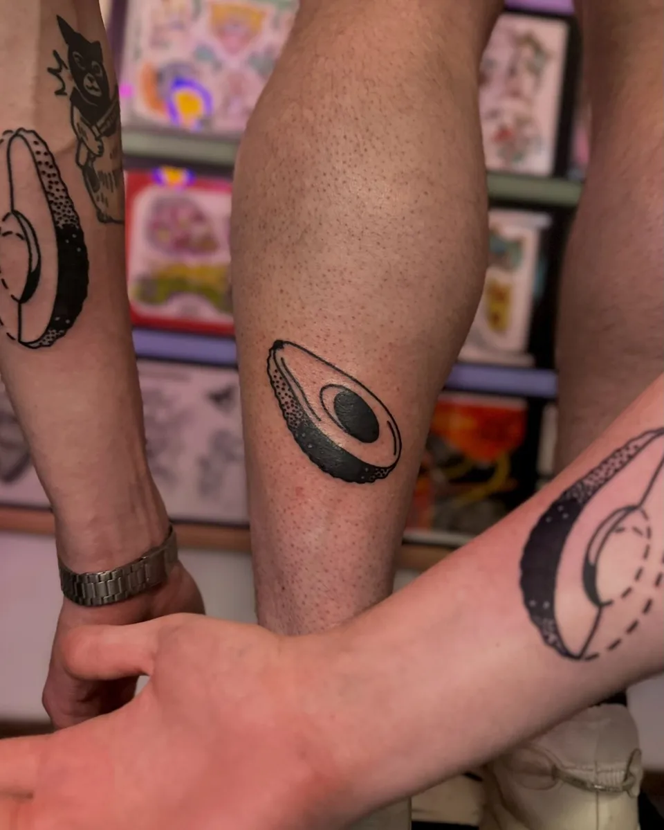 Tatuaż awokado w stylu ignorant na trzech przedramionach (2) — Tattoo, Wujek Darek Tattoo, Warszawa