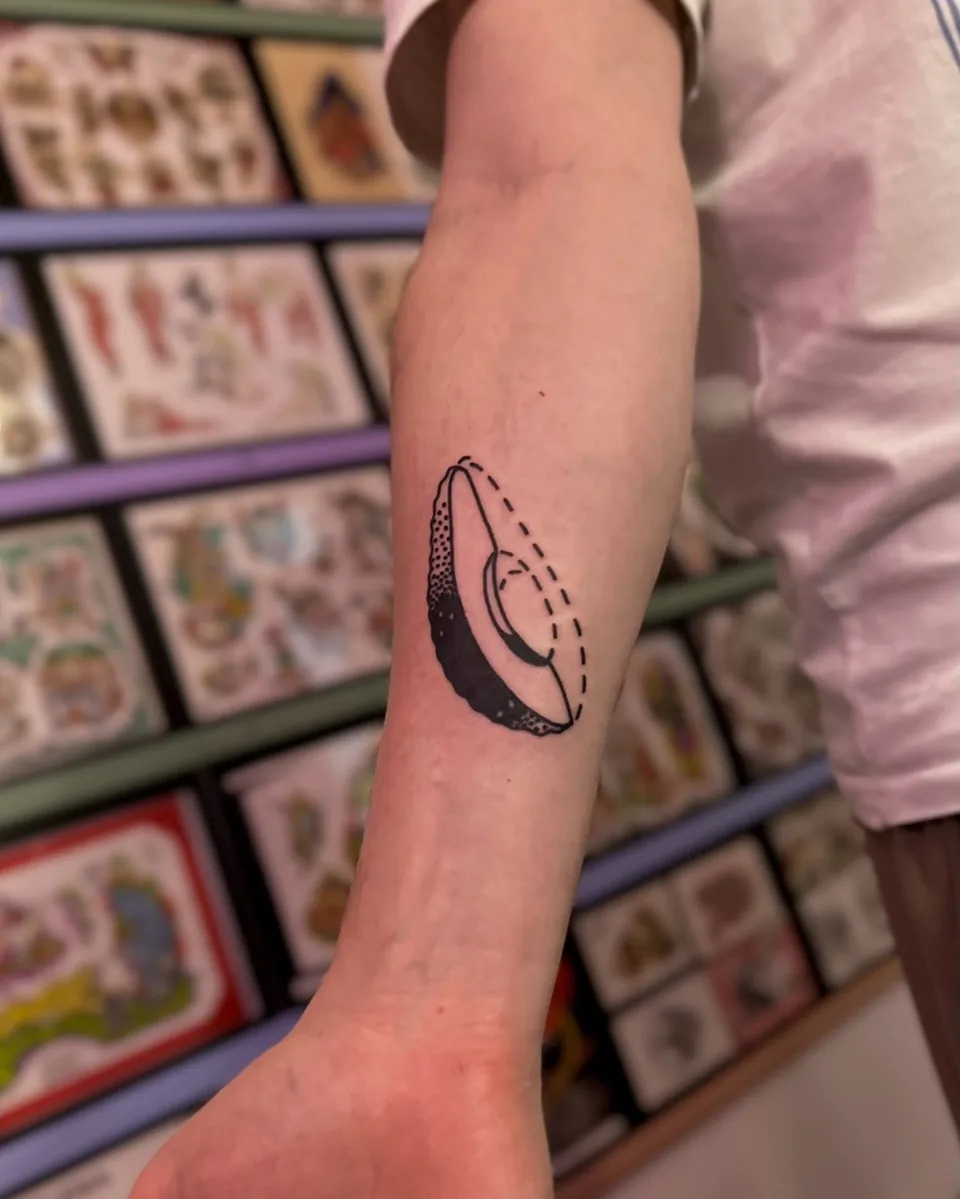 Tatuaż awokado w stylu ignorant na trzech przedramionach (3) — Tattoo, Wujek Darek Tattoo, Warszawa