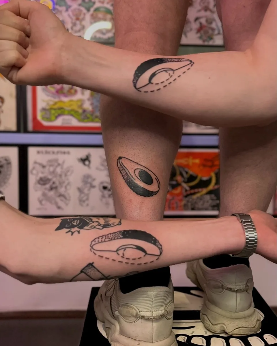 Tatuaż awokado w stylu ignorant na trzech przedramionach (5) — Tattoo, Wujek Darek Tattoo, Warszawa