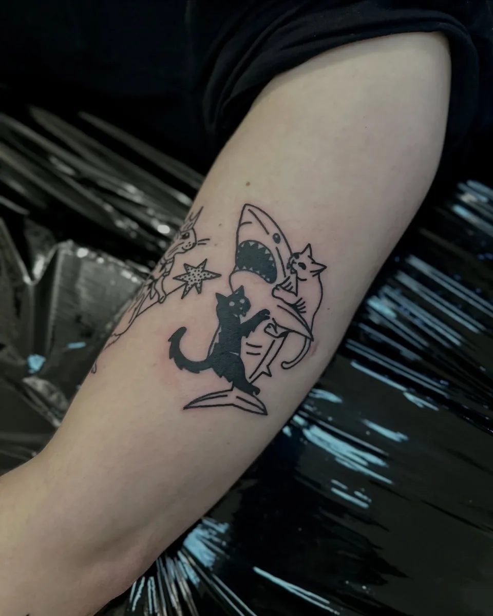 Ignorant tatuaż z rekinem i kotami na ramieniu — Tattoo, Wujek Darek Tattoo, Warszawa