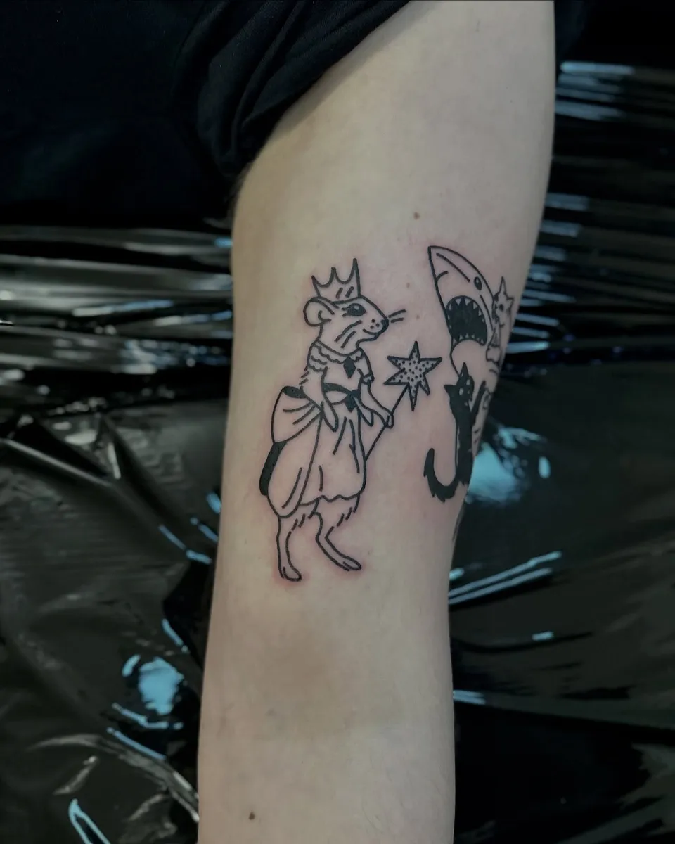 Ignorant tatuaż z rekinem i kotami na ramieniu (2) — Tattoo, Wujek Darek Tattoo, Warszawa