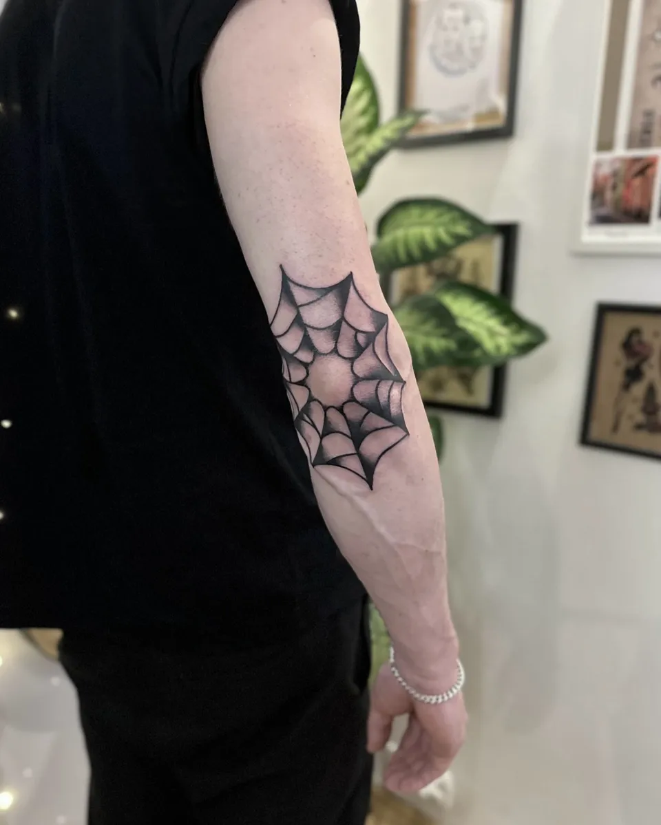 Tatuaż pajęczyny na łokciu w stylu blackwork — Tattoo, Wujek Darek Tattoo, Warszawa