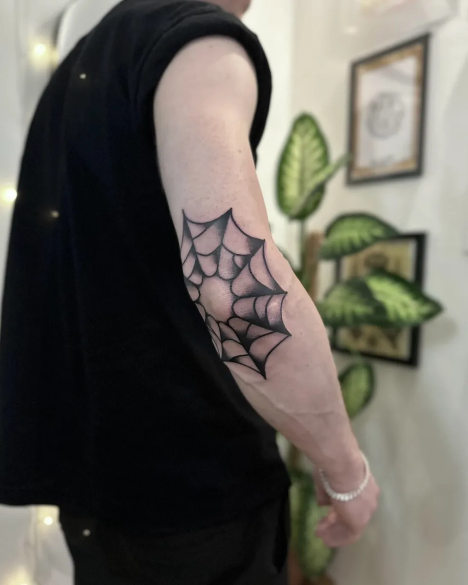 Tatuaż pajęczyny na łokciu w stylu blackwork (3) — Tattoo, Wujek Darek Tattoo, Warszawa