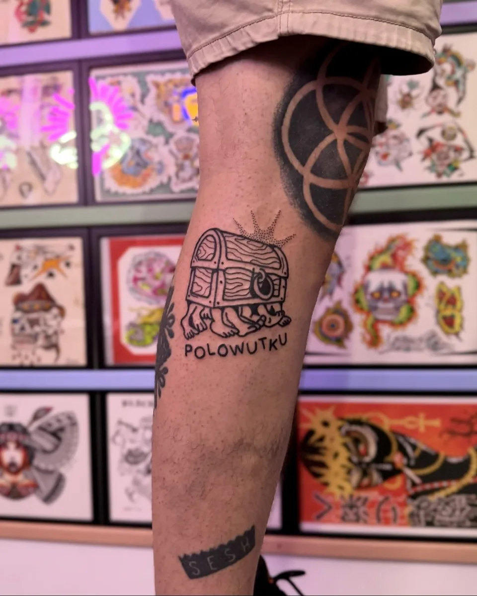 Ignorant tatuaż skrzyni skarbów na łydce z grubym konturem — Tattoo, Wujek Darek Tattoo, Warszawa