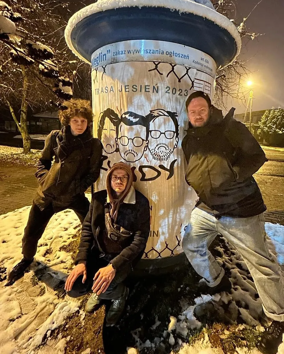 Plakat koncertowy z trzema ilustrowanymi portretami i trasą jesienną 2023 (5) — Tattoo, Wujek Darek Tattoo, Warszawa