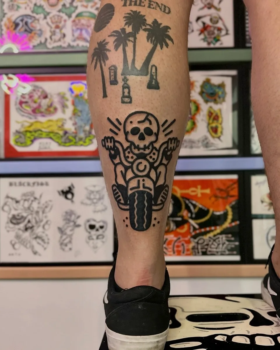 Ignorant tatuaż czaszki na motocyklu na łydce (2) — Tatuaż, Wujek Darek Tattoo, Warszawa