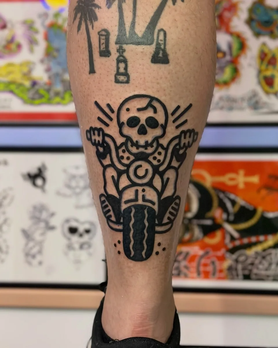 Ignorant tatuaż czaszki na motocyklu na łydce (3) — Tatuaż, Wujek Darek Tattoo, Warszawa