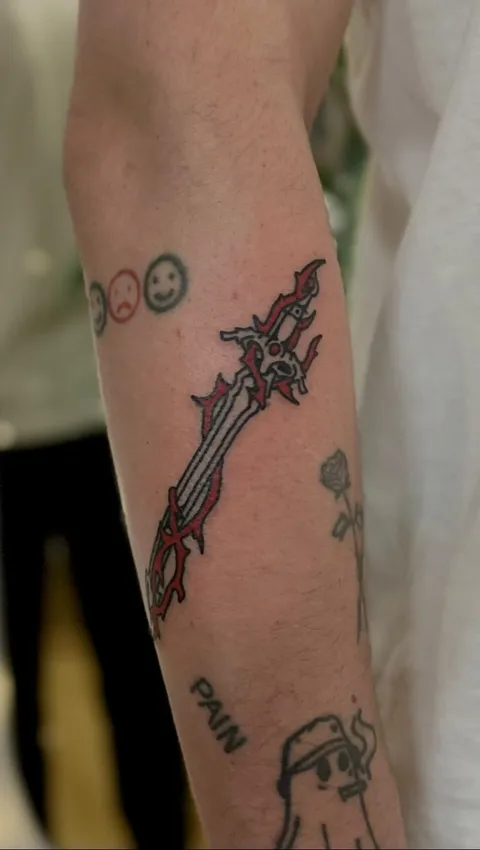 Tatuaż miecza z czerwonymi cierniami na przedramieniu w stylu ignorant — Tattoo, Wujek Darek Tattoo, Warszawa