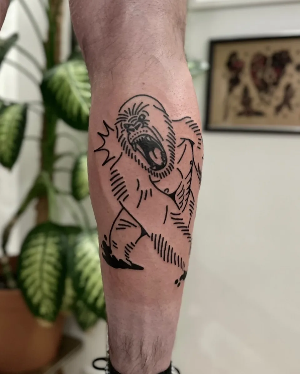 Ignorant tatuaż ryczącego goryla na łydce (2) — Tattoo, Wujek Darek Tattoo, Warszawa