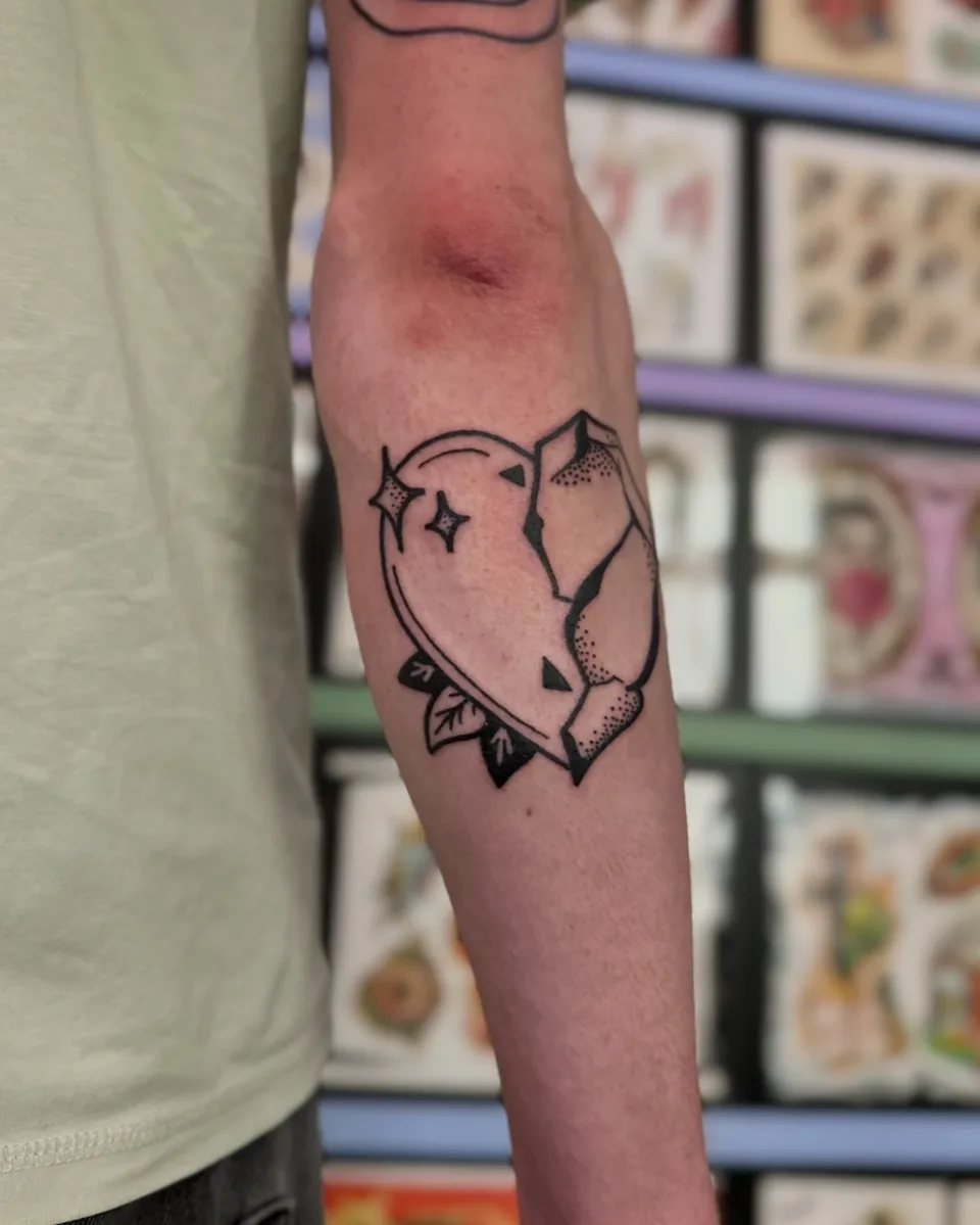 Ignorant tatuaż rozbitego serca z liśćmi na przedramieniu (2) — Tatuaż, Wujek Darek Tattoo, Warszawa