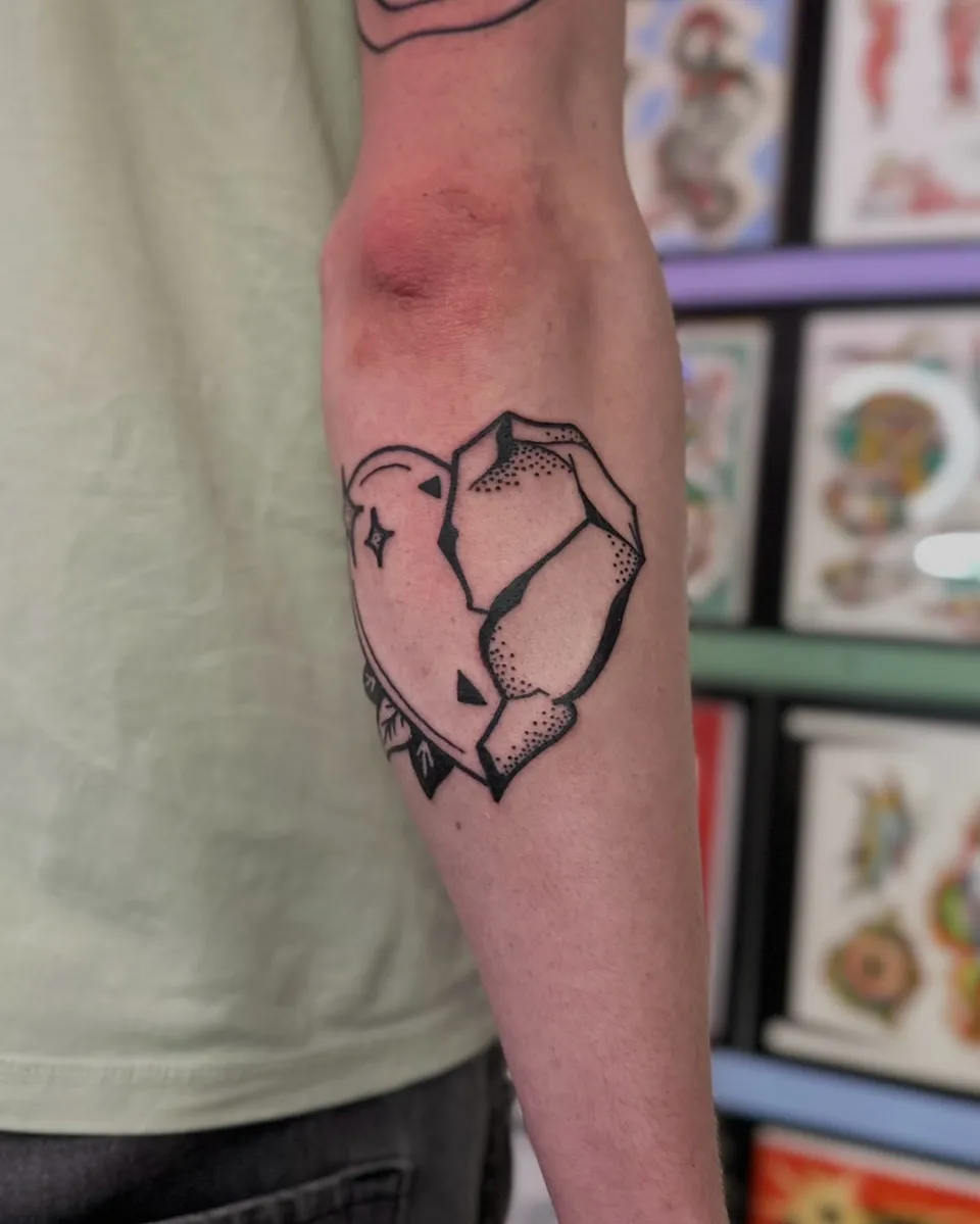 Ignorant tatuaż rozbitego serca z liśćmi na przedramieniu (3) — Tatuaż, Wujek Darek Tattoo, Warszawa