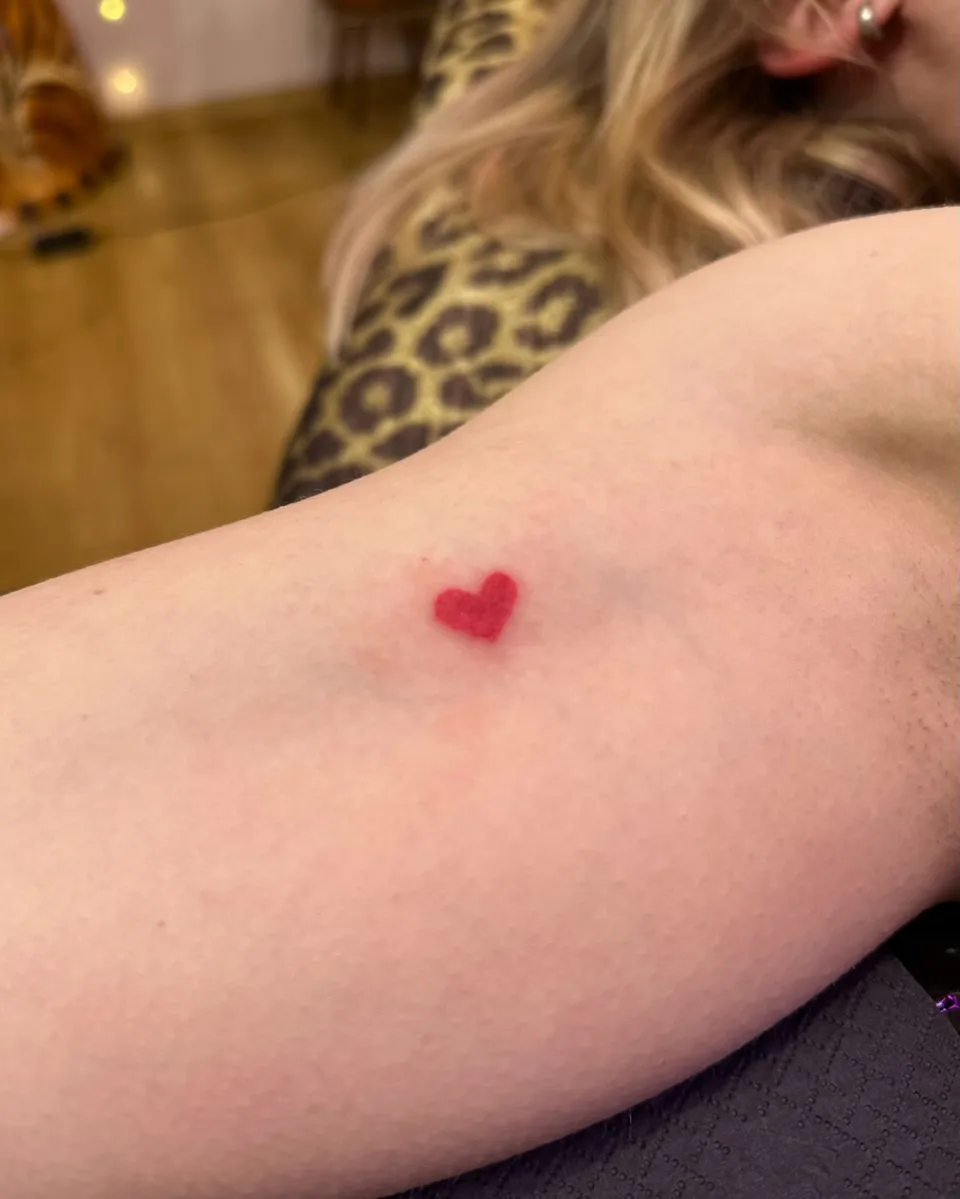 Tatuażysta z tatuażami na twarzy i szyi podczas pracy w studio (2) — Tattoo, Wujek Darek Tattoo, Warszawa