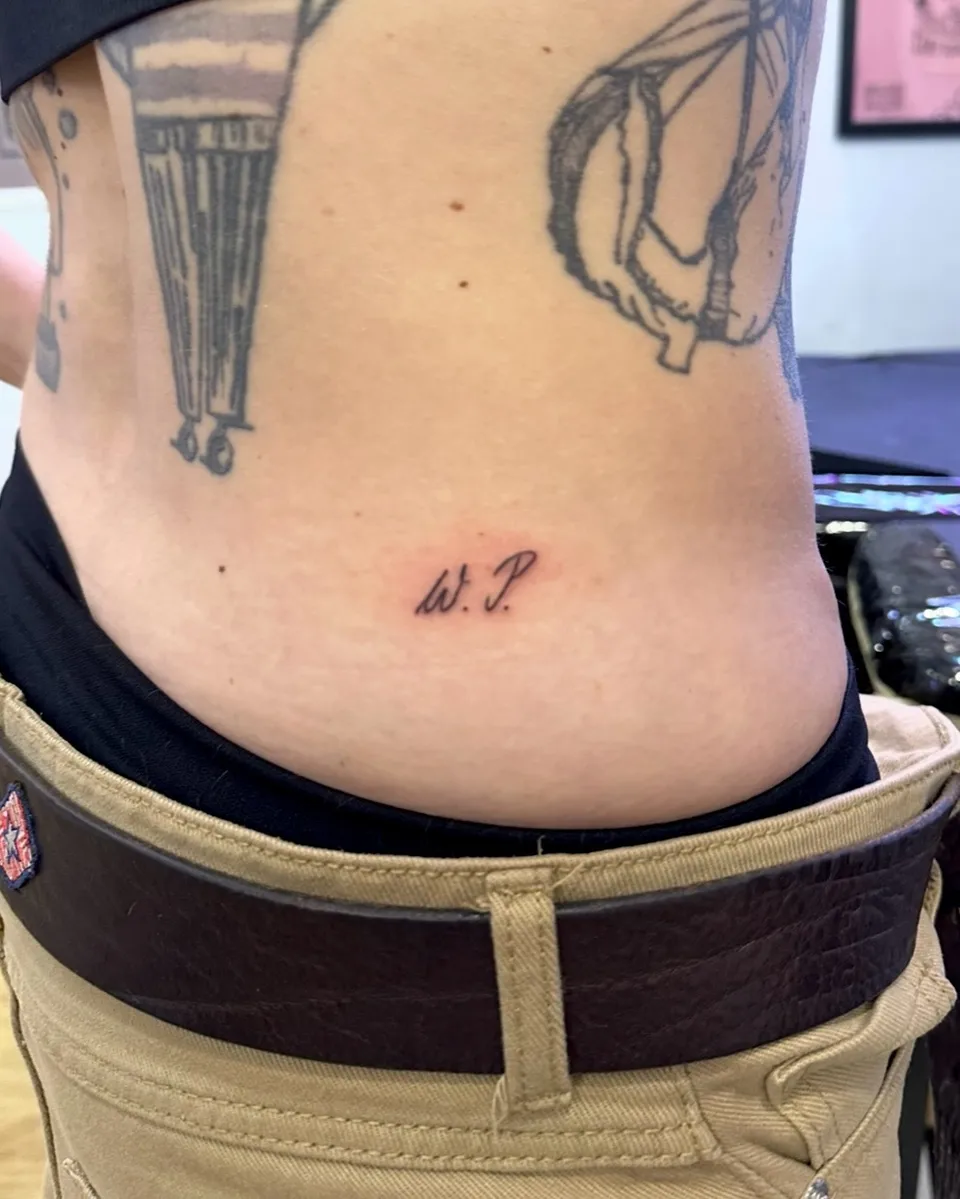 Tatuażysta z tatuażami na twarzy i szyi podczas pracy w studio (6) — Tattoo, Wujek Darek Tattoo, Warszawa