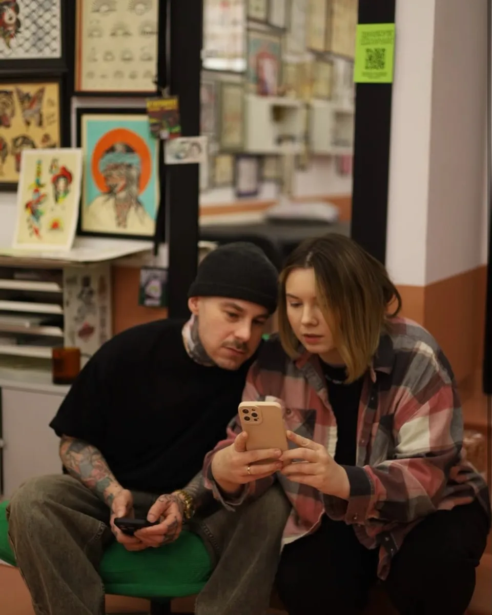 Tatuażysta z tatuażami na twarzy i szyi podczas pracy w studio (8) — Tattoo, Wujek Darek Tattoo, Warszawa