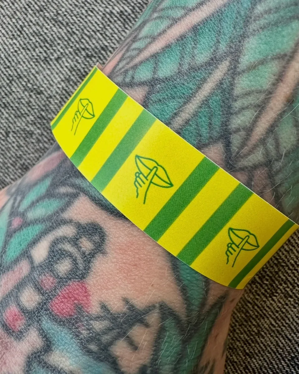 Ignorant tatuaż z motywem frisbee na nadgarstku — Tattoo, Wujek Darek Tattoo, Warszawa