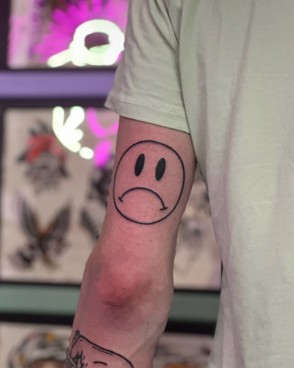 Ignorant tatuaż z motywem frisbee na nadgarstku (2) — Tattoo, Wujek Darek Tattoo, Warszawa