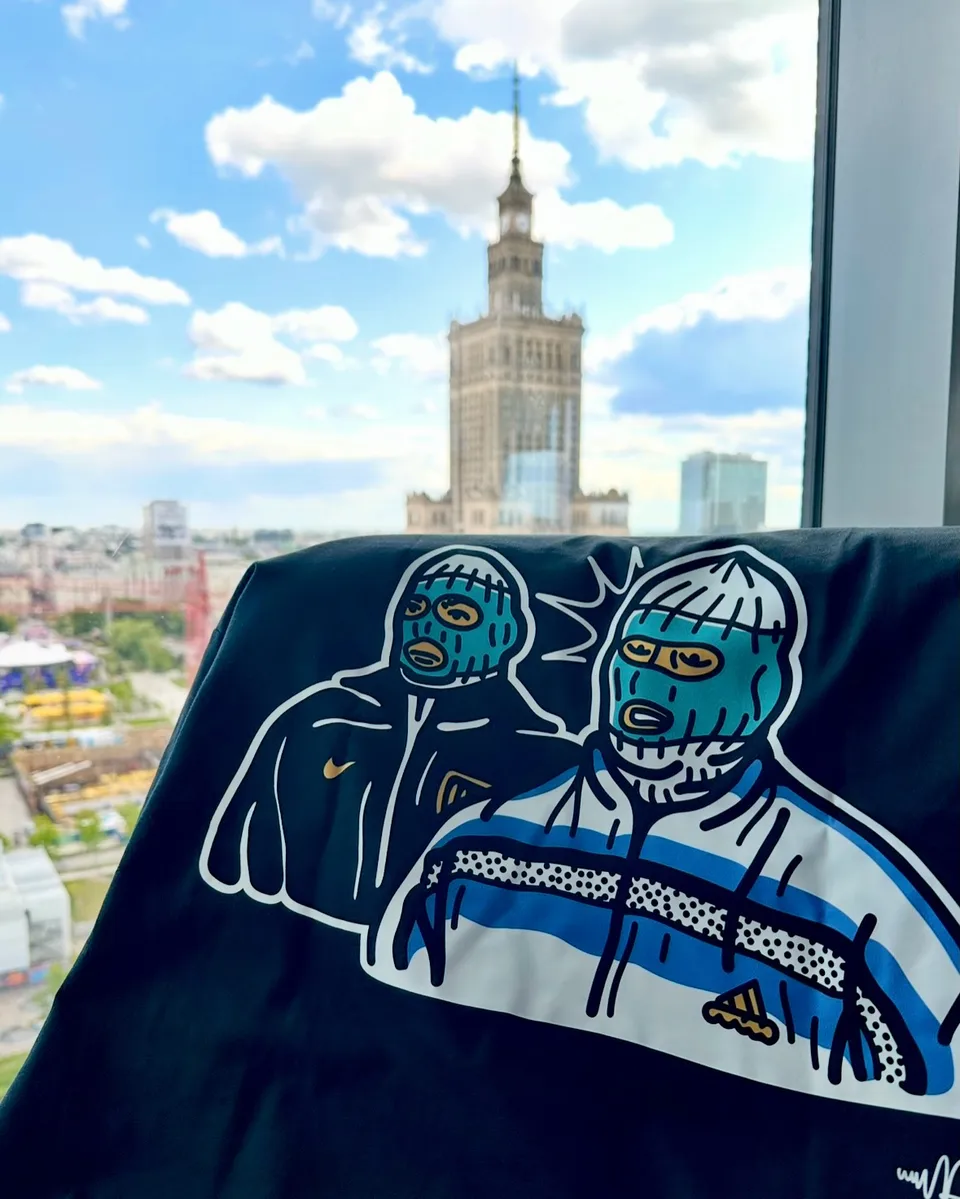 Ignorant tatuaż z motywem frisbee na nadgarstku (3) — Tattoo, Wujek Darek Tattoo, Warszawa