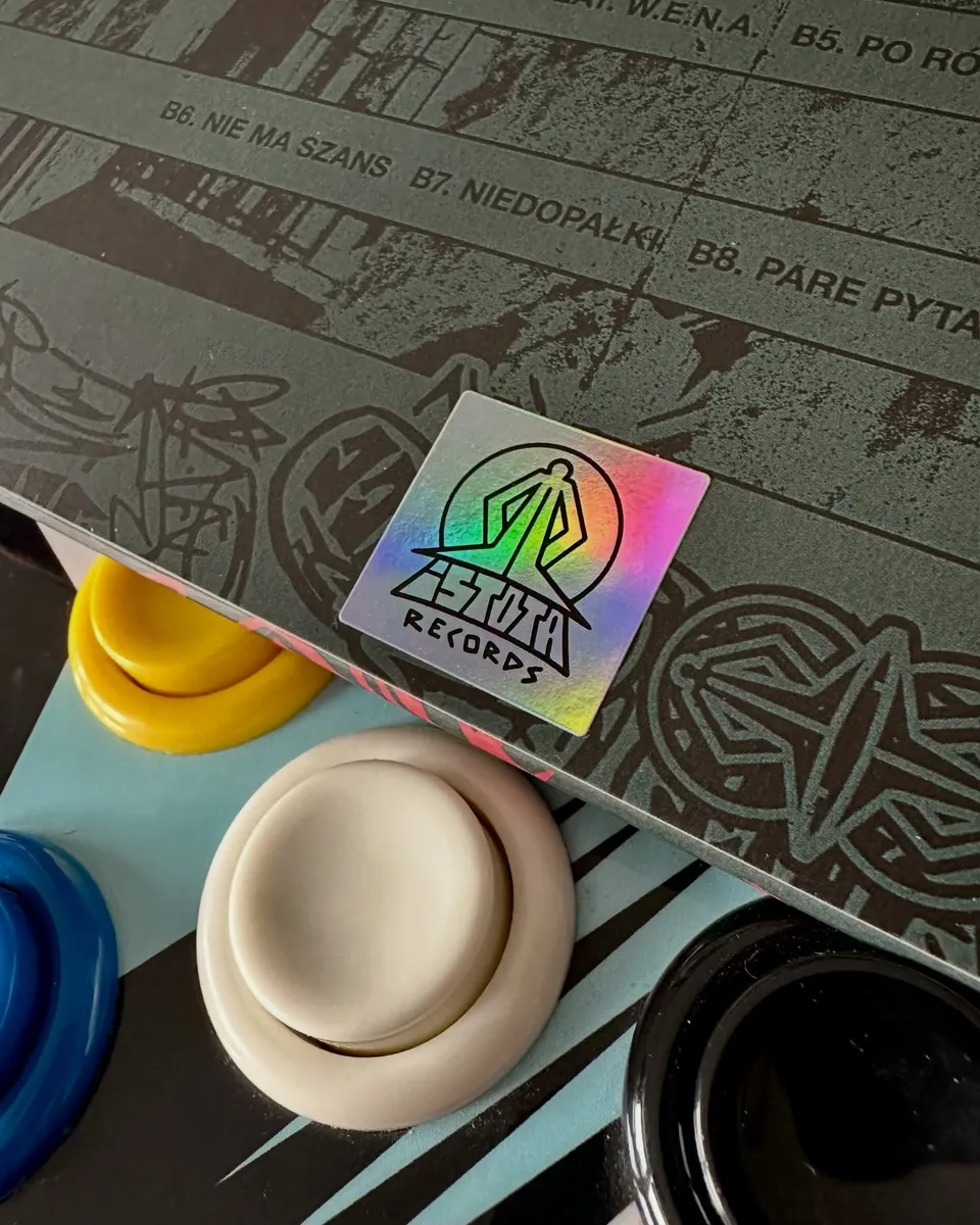 Ignorant tatuaż z motywem frisbee na nadgarstku (10) — Tattoo, Wujek Darek Tattoo, Warszawa